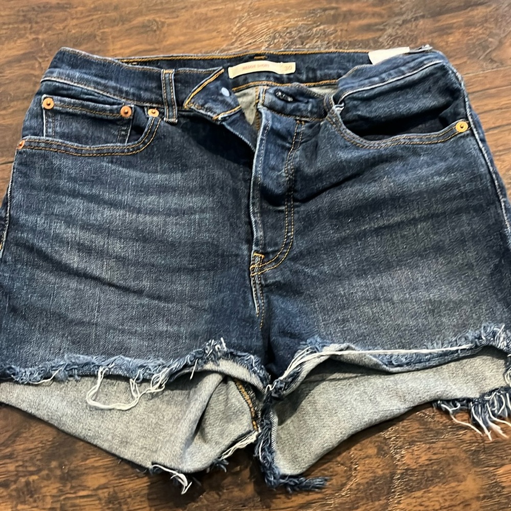 Levi’s Dark Wash High Rise Wedgie Short • Size 30 • Frayed Hem Denim